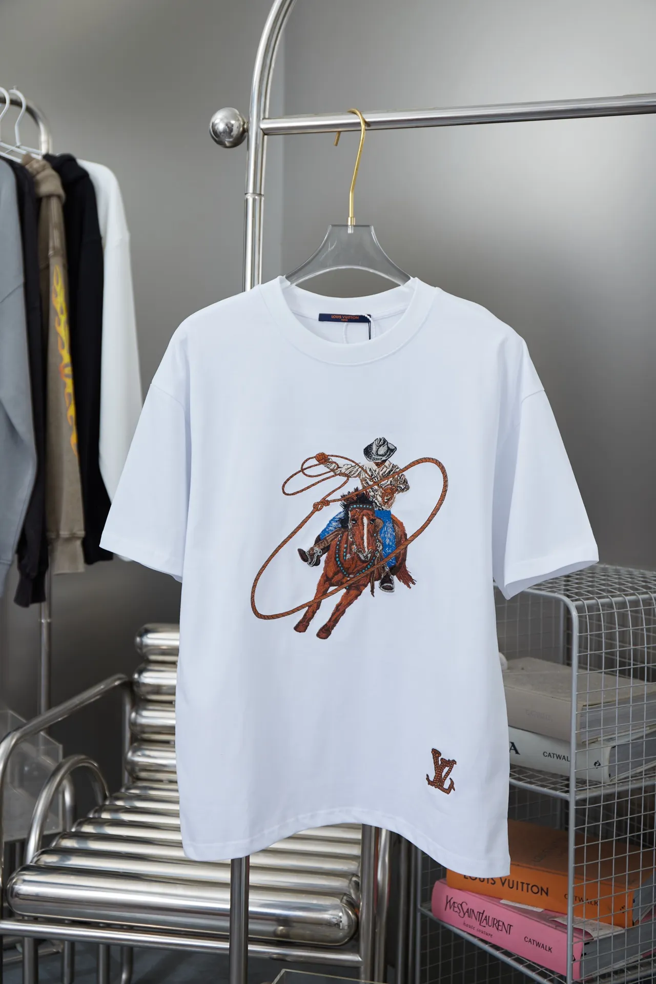 🅿️210 High quality LOUIS VUITTON/Louis Vuitton 25FW Autumn and Winter series Western denim cotton front and back embroidered short-sleeved T-shirt with twist embroidery brand logo letters on the hem, the dawn style of the 24FW fashion show. Complete with three standards, using high-weight pure cotton fabric! It feels very comfortable. The OS drop-shoulder version adopts imported Tajima machine embroidery technology. It is fashionable and personalized, and it is super versatile! The threaded neckline is not loose, the color is fixed at high temperature, and the through-shoulder strapping process is used. Unisex S M L XL